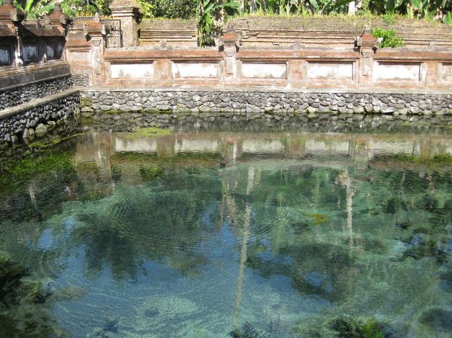 こんこんと聖なる水が湧き出ています。<br /><br />木陰も多くてすずしいし、<br />なにより水が湧き出ている場所っていうのは<br />なぜか心が落ち着く。<br /><br />ここはわたしのお気に入りの場所。<br /><br />もしまた来る機会があったら沐浴するぞ！<br /><br /><br />このあとは〜レギャン編〜へ続きます。<br />