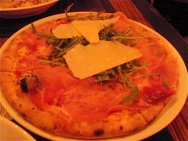 ピザ　パロマハム　390バーツ（約1,040円）<br /><br />ここのピザは美味しかった！