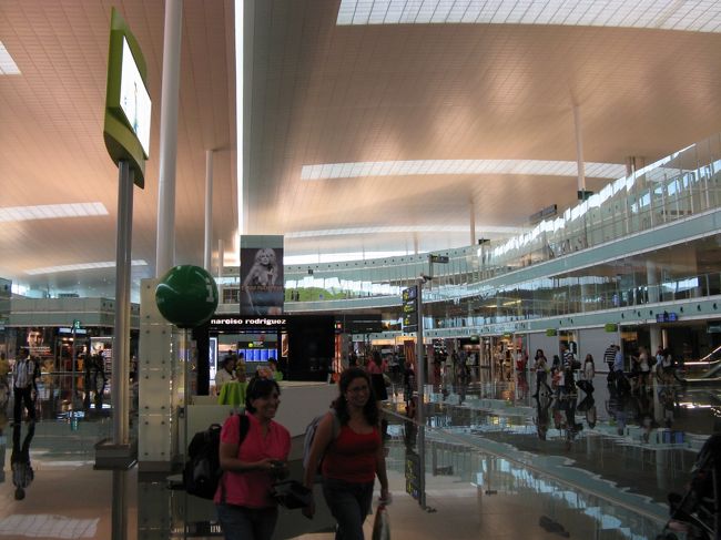 空港内の様子。写ってませんがドイツ車の実車展示が目立ちます。<br />そういえばバルセロナのホテル近くにはＡＵＤＩのディーラーが目を引きました。<br />