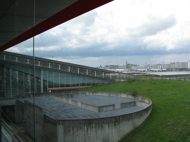 バックを受け取り、列車でパリ市内（ホテル）へ向かいます。<br />ＴＧＶ，ＲＥＲ乗り場へ向かい、発券カウンターに並２０分程並び<br />ユーレイルグローバルパスを提示してパリまでの片道切符を受け取ります。発券手数料は僅かだったと思います。１ユーロ弱？