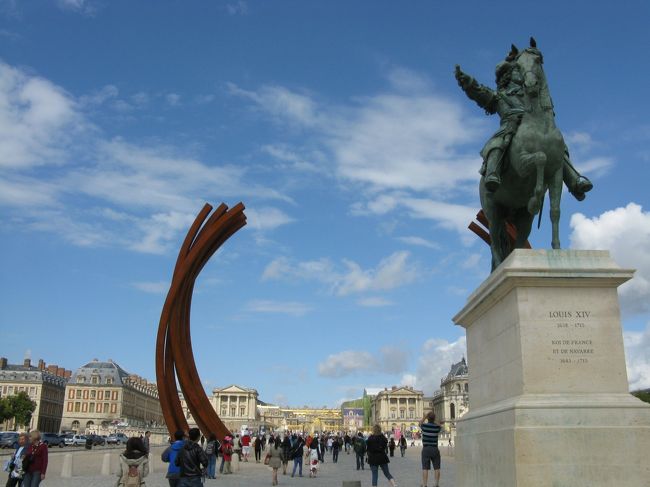 翌朝、ＲＥＲでヴェルサイユに向かいます。それにしてもレアール駅地下にあるキオスクみたいなパン屋さんのクロワッサンは激うまです。１個たった１ユーロです。芦○のビ○より好きです。<br /><br />