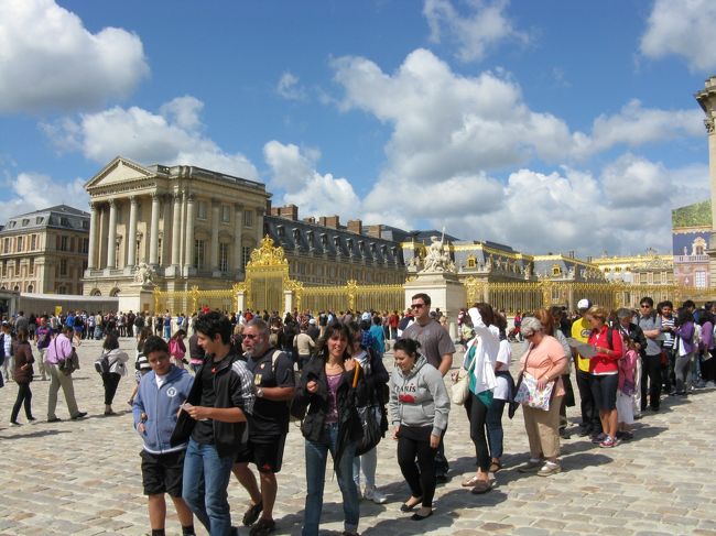 昼前後ヴェルサイユに到着です。それにしても並んでますねー。でもこれはまだましで、自分が帰る頃の３時ぐらいにはもっと長蛇の列で何回も折り返して並んでいました。<br />並んでいるのはチケットを持っている人で、セキュリティチェック待ちの列です。<br />チケットは直ぐ購入できました。<br /><br /><br />