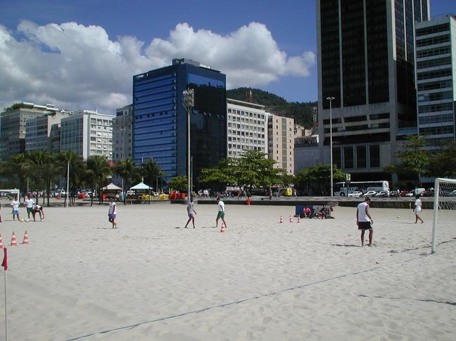 ビーチ　サッカーに興じる人々