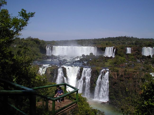 ナイアガラの滝が小さく思える迫力のイグアスの滝