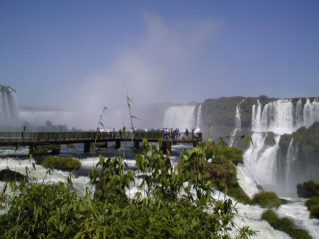 人の大きさと比較すれば滝の迫力を感じます。