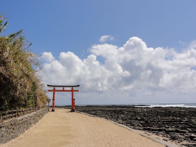青島神社の鳥居が近づいてきました。