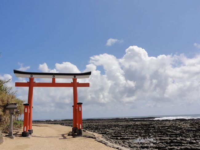 海と空と鳥居のコンビネーションがいいね。