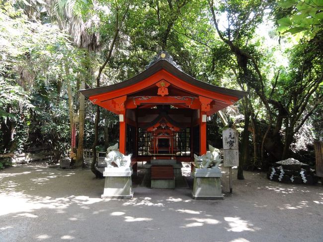 元宮です。左側に綱が吊り下げており、そこにお願い事毎に異なる色の紐を結ぶと叶うらしいです。はい、しっかり結びましたが何か!?