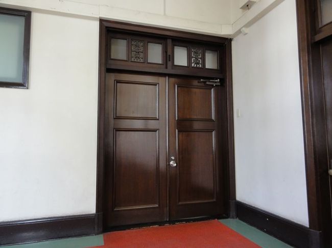 知事室前です。もちろん中は撮影NGですが、扉を記念に押さえておきました。ここでも近くにいた別の守衛さんがお写真撮りましょうか？と声をかけてくれたので扉前で記念写真を撮りました。宮崎の人あたたかい！