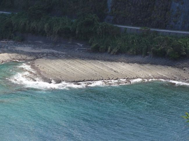 日南の海岸線では鬼の洗濯板がいたるところで見られます。