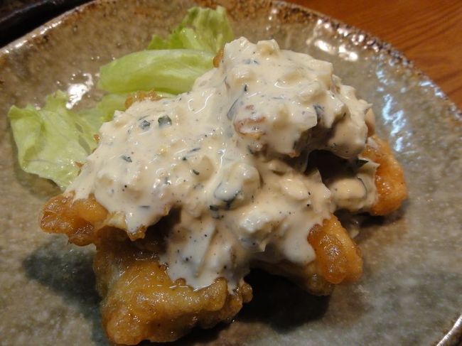 チキン南蛮は……旨いです。<br /><br />チキン南蛮は地頭鶏しかメニューに有りませんのでこれは地頭鶏を食べていることに間違いないよね!?<br /><br />これは柔らかくてジューシーで美味しかったです。やはり先ほどの地頭鶏（じどっこ）もも焼きが赤鶏だったんではないか疑惑が頭をよぎります。<br /><br />それにしても食べログの評価高すぎかな。混雑しているのはしょうがない、オペレーションがもっとちゃんと出来ての高評価だと思うな。