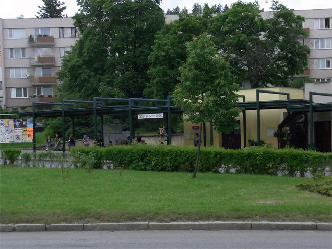 15:30、バスに揺られて40分程経った頃、目の前にチェスキー・クルムロフの旧市街が見えてきた。ここで降りるべきだ！と思い、次に停まったバス停ですぐに降りる。終点がチェスキー・クルムロフなのでそんなに焦らなくてもよかったのだけど。結局降りたのは終点一つ前のSpicakというバス停でした。写真がSpicak停留所。まあ、こっちで降りても旧市街は遠くないです。