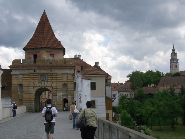 写真のブディェヨヴィツェ門をくぐって、旧市街へ。さて、どこに泊まろうかとフラフラする。この旅初、今夜の宿はまだ未定なのである！！