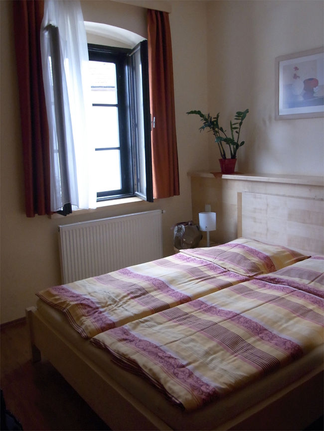 部屋は新しく、清潔で、ベッドも広々。テレビも液晶。wi-fiがお部屋でつながるのも嬉しい。これで一泊1290ck(5200円)とは安い！