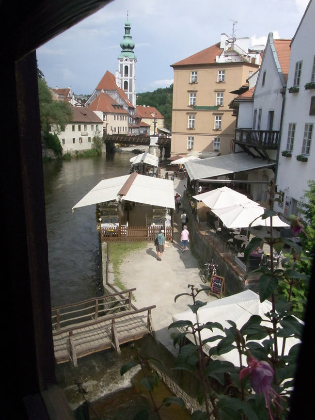 部屋の窓からの眺め。お城は川向こうにあるので、この角度からだと見えないけど、この眺めも素敵。お城は部屋を出た廊下の窓から見えました。