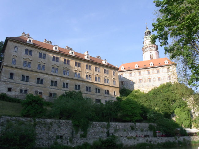 チェスキー・クルムロフ城の全景。<br /><br />このチェスキー・クルムロフでは、今までの旅でほとんど見かけなかったアジア人を結構目にする。団体旅行の人達や、個人旅行らしき人、カップルも多い。さすが世界的観光地。