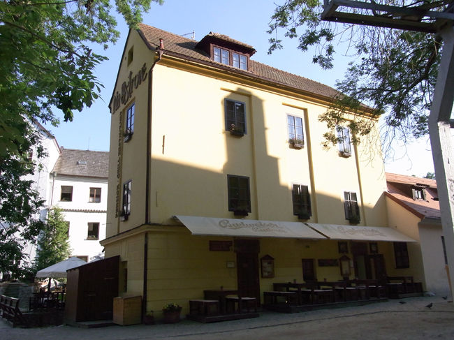 旧市街をひたすら歩き回っていたら、「ペンション・ナ・オストロベ」を発見。この宿、お城の前にある川縁の宿で、日本で調べていた時目をつけていたんです。しかしペンションの入口のドアを開けようとするがびくともせず…。仕方なく広場のインフォメーションに行ってペンションリストをもらうが、掲載されておらず…。予約の仕方がわからず…。それでもあきらめきれずに再び宿の前に行ってみる。すると私の行動をはじめから見ていたレストラン(宿の一階部分がレストランになっている)の店員さんが声をかけてくれた。っていうか店員さん、あなたオープンテラスでくつろいでたから、客かと思ってたよ。店員さんが電話でオーナーに問い合わせてくれたら、今日だけ一部屋空いているという。わーい！何という幸せ！