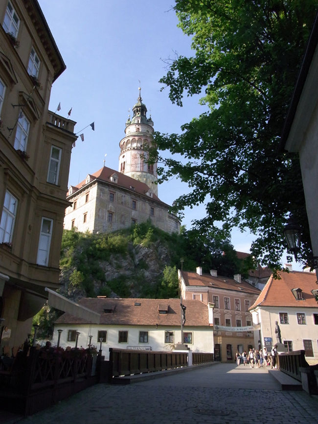 シャワーを浴び、しばらく仮眠を取った後で、街の散策を開始。<br />お城の塔が見えます。