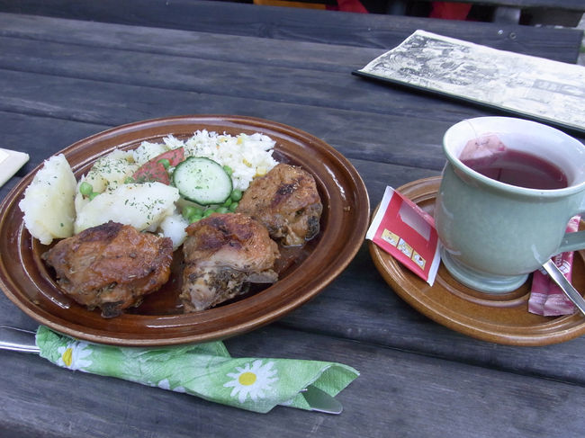 さて、夕飯はどうしよう…。勇気を出して川縁のオープンテラスのレストランに入ってみる。メニューの表示はチェコ語と英語の二通り。頑張ってオーダーしたけど、なんか希望と違うのが来たっぽい。でもまあいいや。<br /><br />チキンとじゃがいものプレート　120ck(480円)<br />紅茶　30ck(120円)