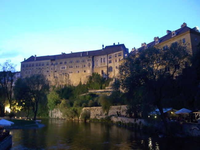 夜11:00を過ぎても空は明るいまま。夏のヨーロッパ旅行はこういう点でお得なんだ。