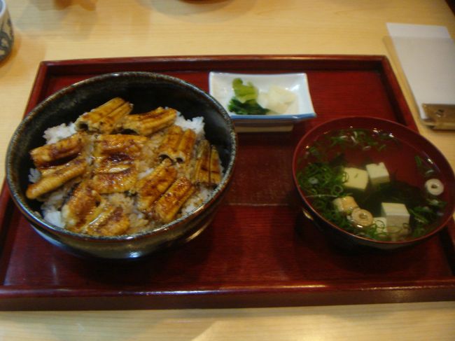 尾道から宮島へは、広島経由で広電に乗っていきました。<br /><br />宮島口で、名物のアナゴ丼。<br /><br />ガイドブックにある店が混んでいたので、ガラガラの隣の店に<br />入りましたが、アナゴがスカスカでちょっと固かったかな・・・