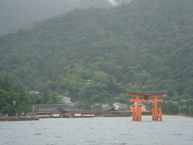 宮島口からは、２社が時間をずらしてフェリーを運航しています。<br /><br />行きはＪＲで。<br />ＪＲだと、日中の便は、鳥居までかなり近づいてくれます。