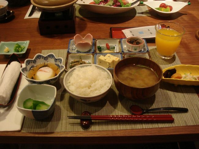 選べる朝食。<br /><br />こちらは和食。<br />洋食は、パン（たぶん焼きたて）・サラダ、目玉焼きなど。<br />