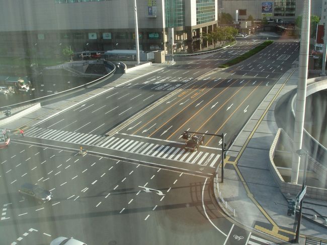 ホテルは、センチュリー２１広島<br /><br />駅から3分くらい歩きますが、観光するにも便利で、ビジネスホテルの割りに部屋も広かったです。<br /><br />コンビニすぐ近くにあり。