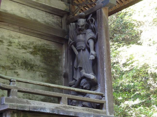 鬼八を退治する三毛入野命の像です。