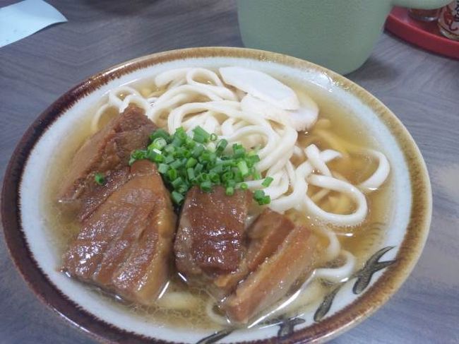 店内は混み始める前でさっと座れてラッキー。<br /><br />沖縄そば(大)650円<br /><br />うん、これは旨い。<br /><br />先日食べた「花織そば」のものより好み。