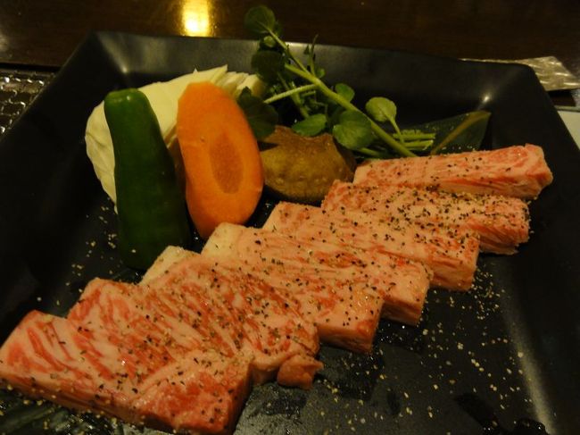 隣接する炭熊という炭火焼のお店で奮発してしまいました。<br /><br />豊後牛の大吟醸ステーキのセットです。8000円です。<br /><br />200gのお肉のほか、生ハムサラダや胡麻豆腐、地鶏のたたき、ナスの煮浸し、揚げ出し豆腐、にんにく焼きなどがセットになっています。