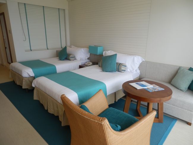 部屋は広くはないけど、<br />清潔で差し色のブルーが良い感じ。