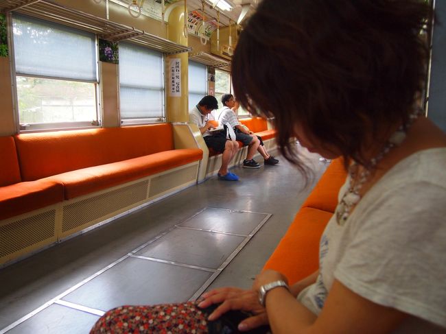 出発早々寝ている母。小湊鉄道おそろしや〜