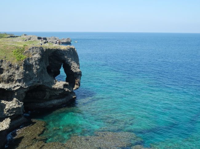 海の色合いはここが一番感動。<br /><br />大海原と奇岩。<br /><br />さすが沖縄屈指の景勝地です。
