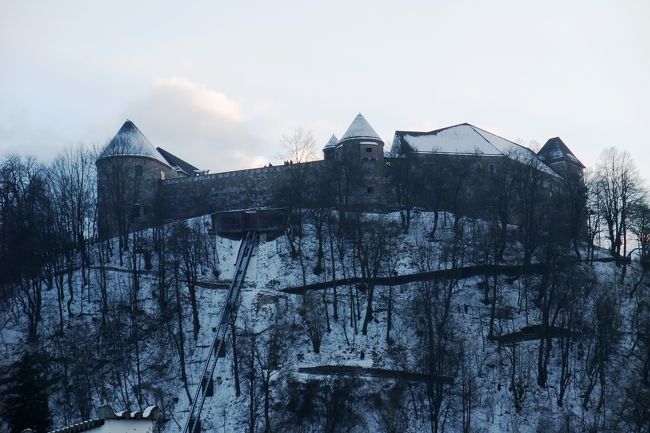リュブリャーナに戻ってきて夕方だがまだ日があるのと青空がまだ見えるので再び旧市街に向かった。写真はリュブリャナ城。