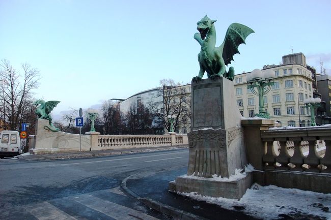 やはり竜の橋の竜も青空を背景にすると見栄えも良いです。