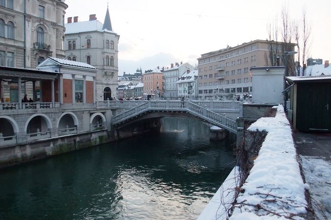 竜の橋から川沿いを三本橋まで歩いてきました。天気が良いせいか観光客らしき人たちも結構います。