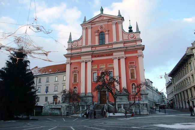 フランシスコ会教会も昨日と違い青空をバックにすると色鮮やか。