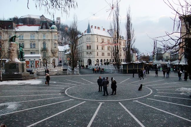 教会の階段上から三本橋を見ると天気が良いせいか観光客も結構います。
