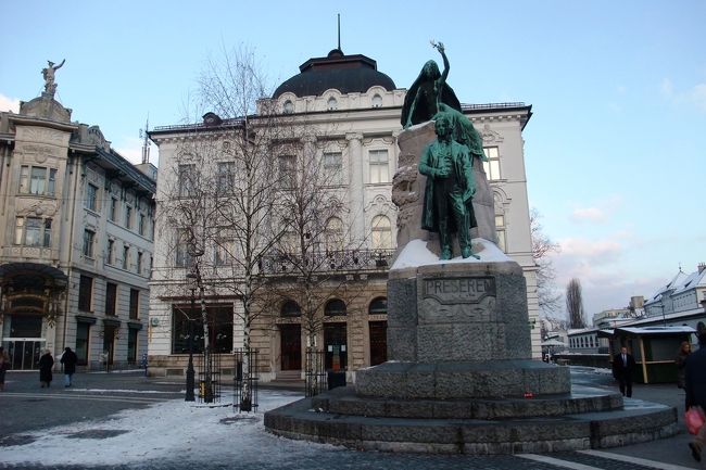 広場に建つフランツェ・プレシェーレンの銅像のブロンズ色も昨日と違い鮮やかです。