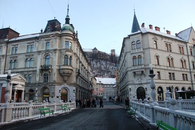 三本橋から旧市街と丘の上に建つリュブリャナ城。