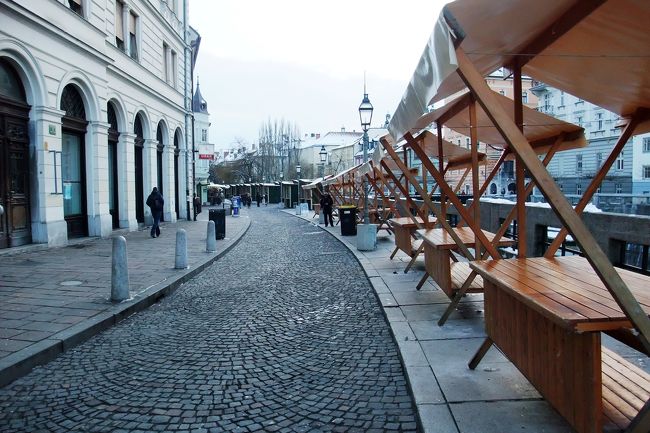 昨日はやっていた屋台街は本日は全店お休みでした。こちらで軽く食事をしようと思っていたんですが…