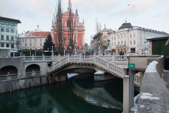 屋台がやっていないと川沿いも人がまばらで寂しげです。