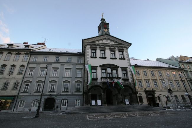 市庁舎周辺では店がやっていないせいか人影もまばらでした。月が市庁舎の後方に高く輝いています。