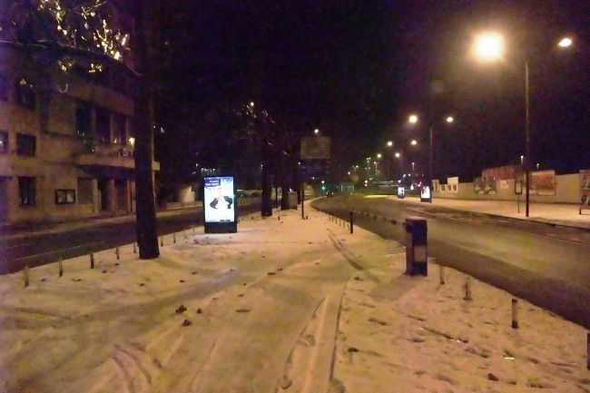 雪がチラつく中、駅近くまで歩いていきます。