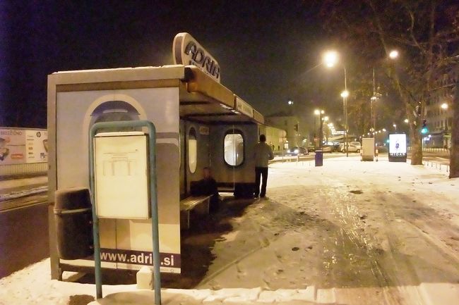 バスの停留所では先客が一名いました。