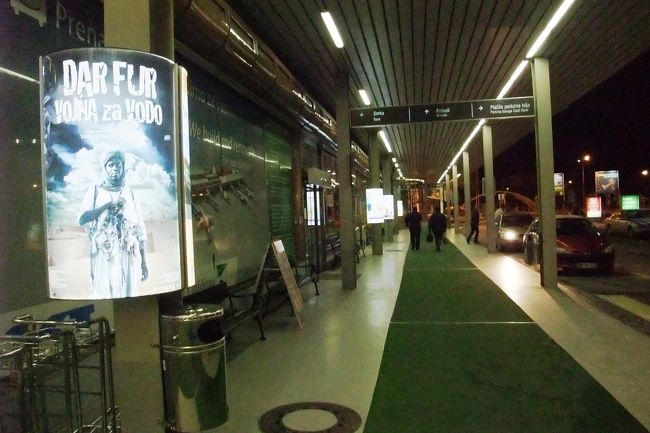 リュブリャナ空港に到着、チェックインカウンターに向かいます。