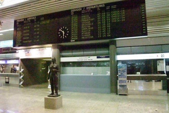 空港に入ったのは６時前ですがバス１便遅らせるとチェックインに間に合わなくなるので仕方がないです。