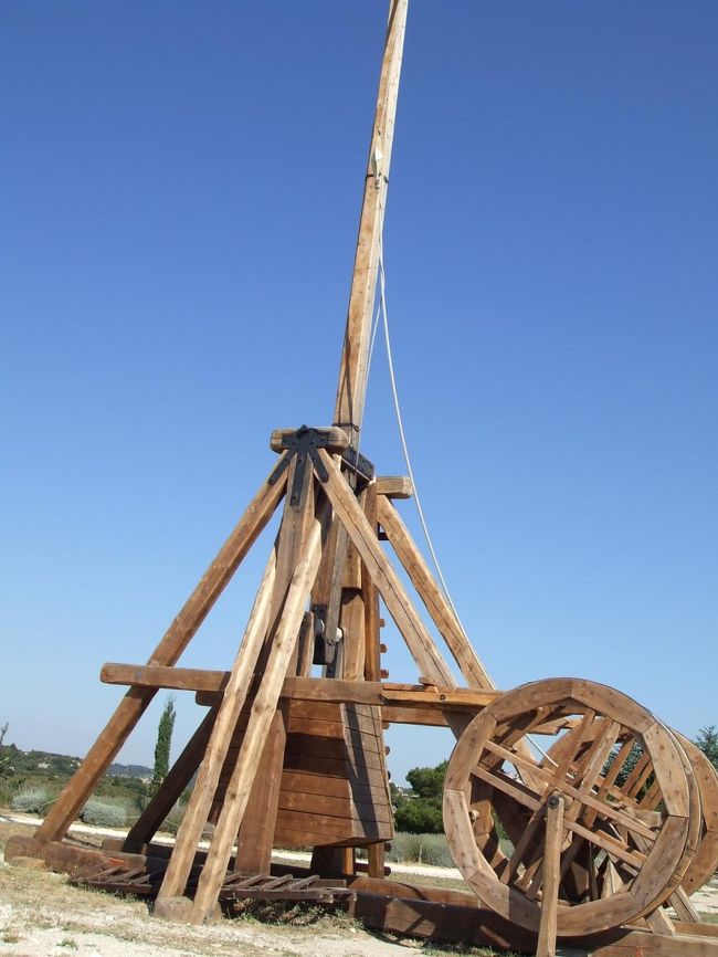 上記写真の投石機（復元されたもの）