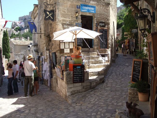 レ・ボーの村内<br />観光客で賑わっている。